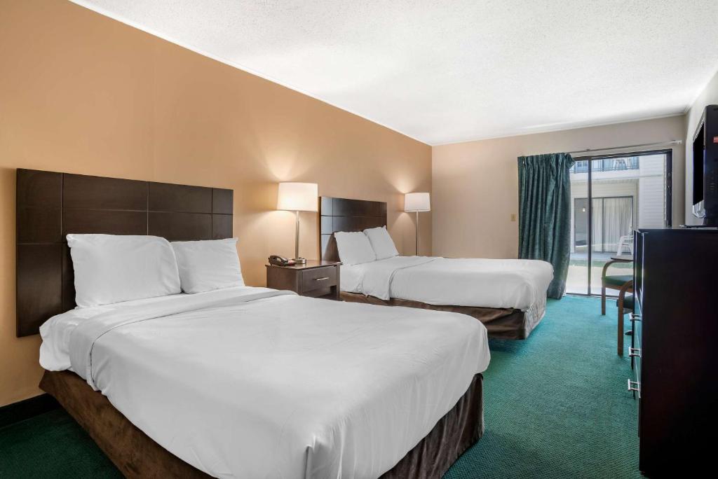 Postel nebo postele na pokoji v ubytování Rodeway Inn & Suites