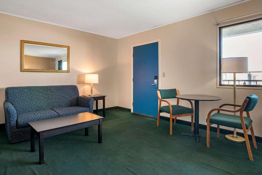 Posezení v ubytování Rodeway Inn & Suites