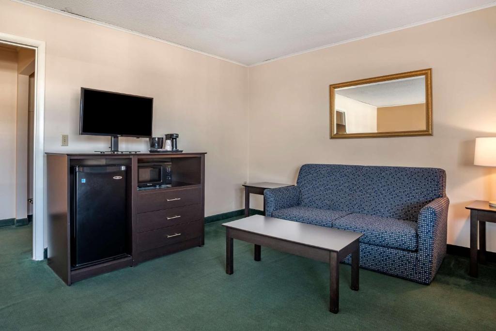 TV a/nebo společenská místnost v ubytování Rodeway Inn & Suites