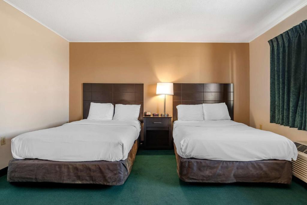 Postel nebo postele na pokoji v ubytování Rodeway Inn & Suites