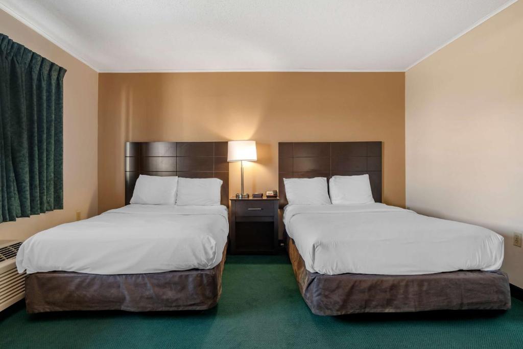 Postel nebo postele na pokoji v ubytování Rodeway Inn & Suites