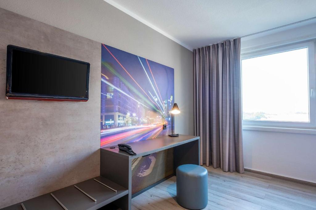TV a/nebo společenská místnost v ubytování Hotel Berlin Lichtenberg