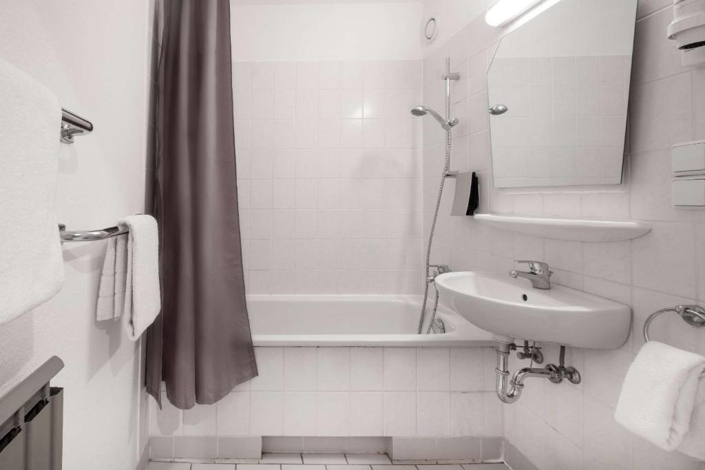 Hotel Berlin Lichtenberg - Resim 8