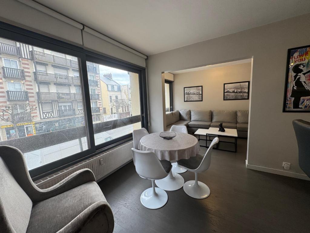Posedenie v ubytovaní Appartement PLACE MORNY, HYPER CENTRE !