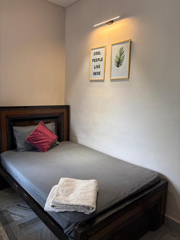 Postel nebo postele na pokoji v ubytování J Startup House, Jaipur - C Scheme