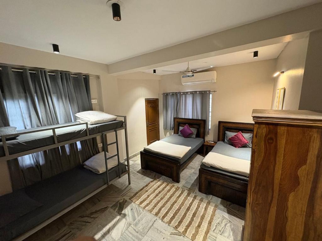 Postel nebo postele na pokoji v ubytování J Startup House, Jaipur - C Scheme