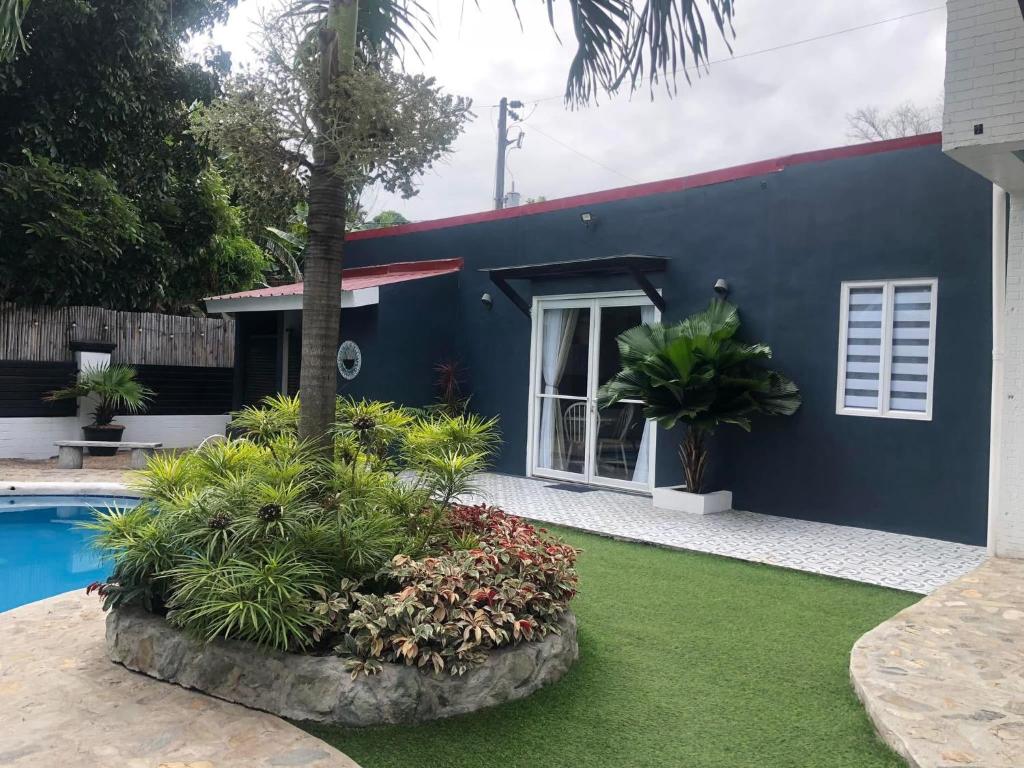 una casa blu con piscina e cortile di The Barkly House Staycation a Biñan