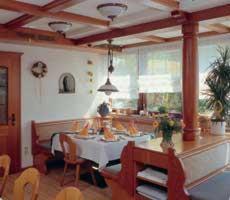 una sala da pranzo con tavolo e sedie in una stanza di Hotel-Gasthof Lamm a Rot am See