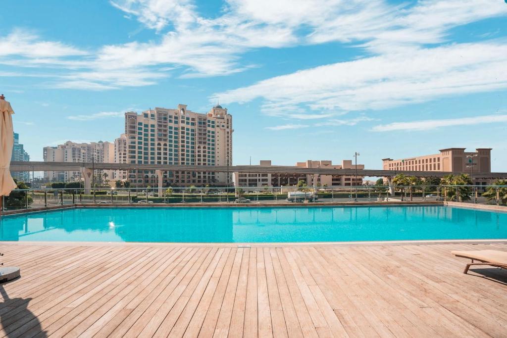 Der Swimmingpool an oder in der Nähe von Beautiful Palm Studio with a Wow View