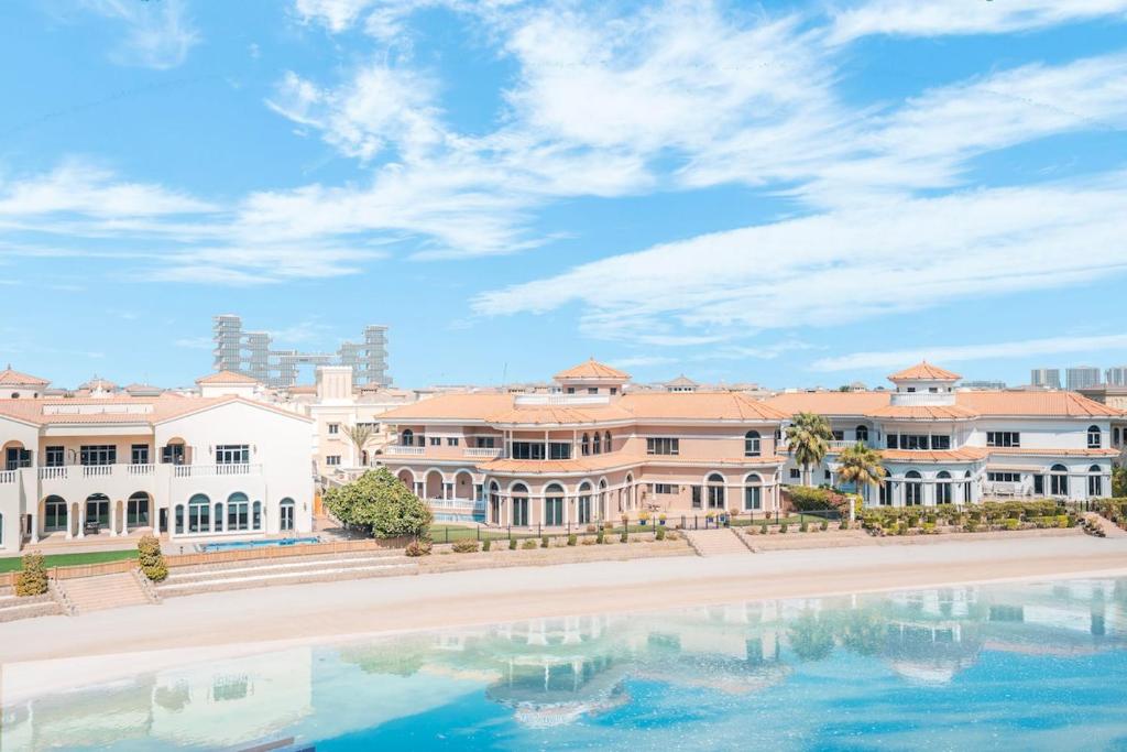 ein großes Gebäude mit Wasser davor in der Unterkunft Beautiful Palm Studio with a Wow View in Dubai