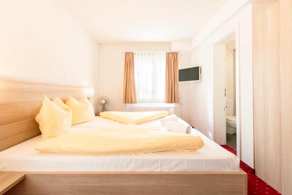 Postel nebo postele na pokoji v ubytování Hotel Kreuz