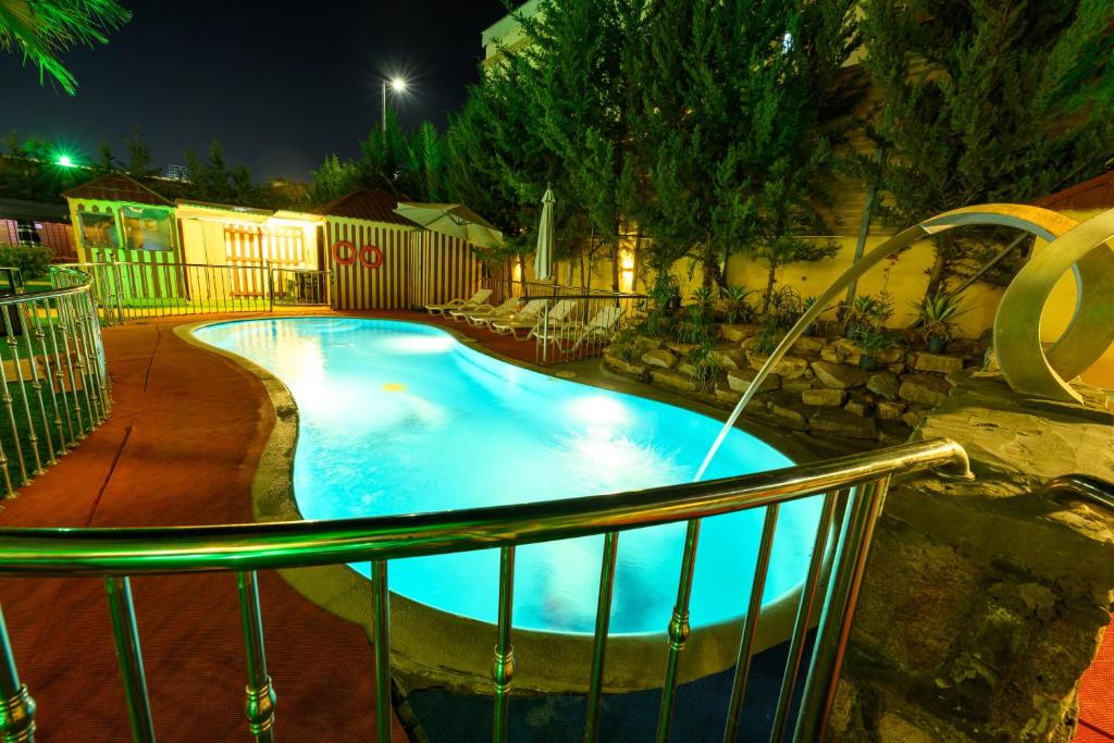 Bazén v ubytování Zaman Homeland Hotel nebo v jeho okolí