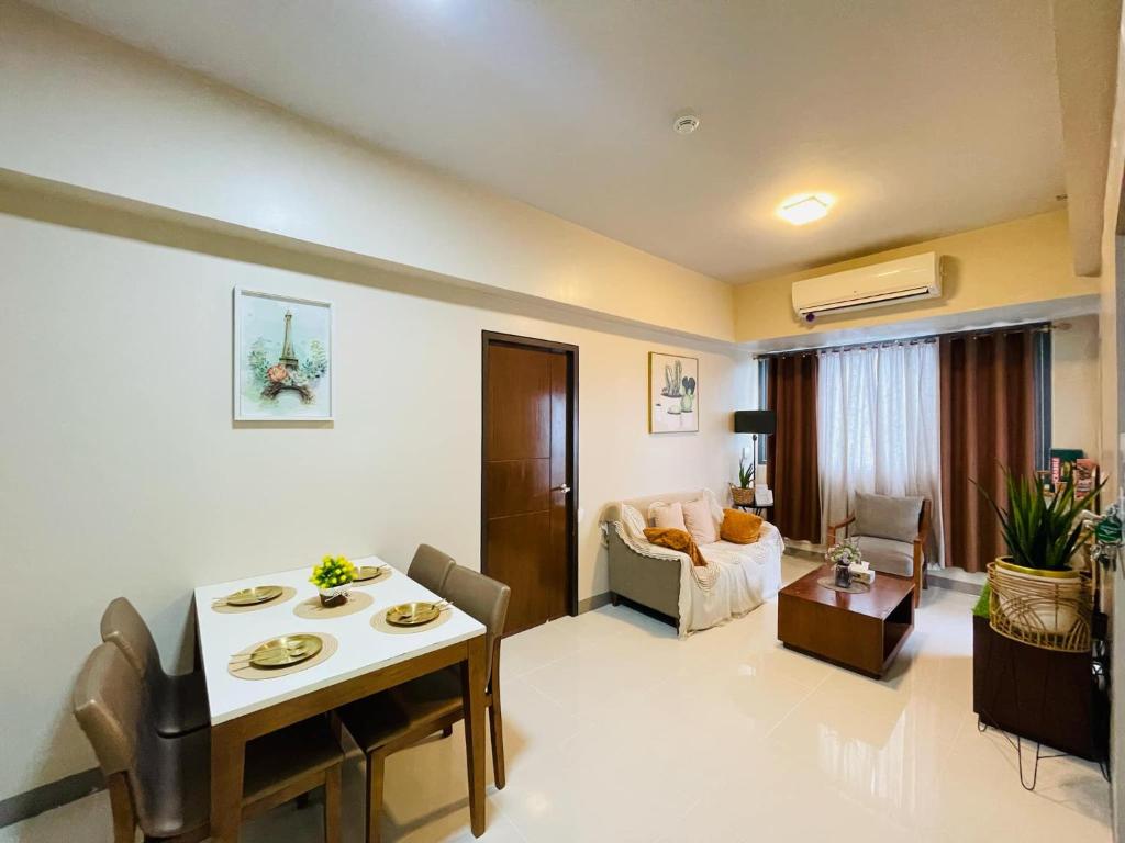 Χώρος καθιστικού στο Cebu Mactan Newtown Family Condo