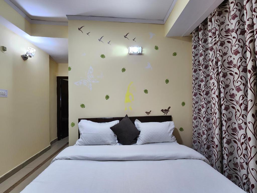 Postel nebo postele na pokoji v ubytování Hotel Taj Palace by Kalra Hospitality Near Mall Road