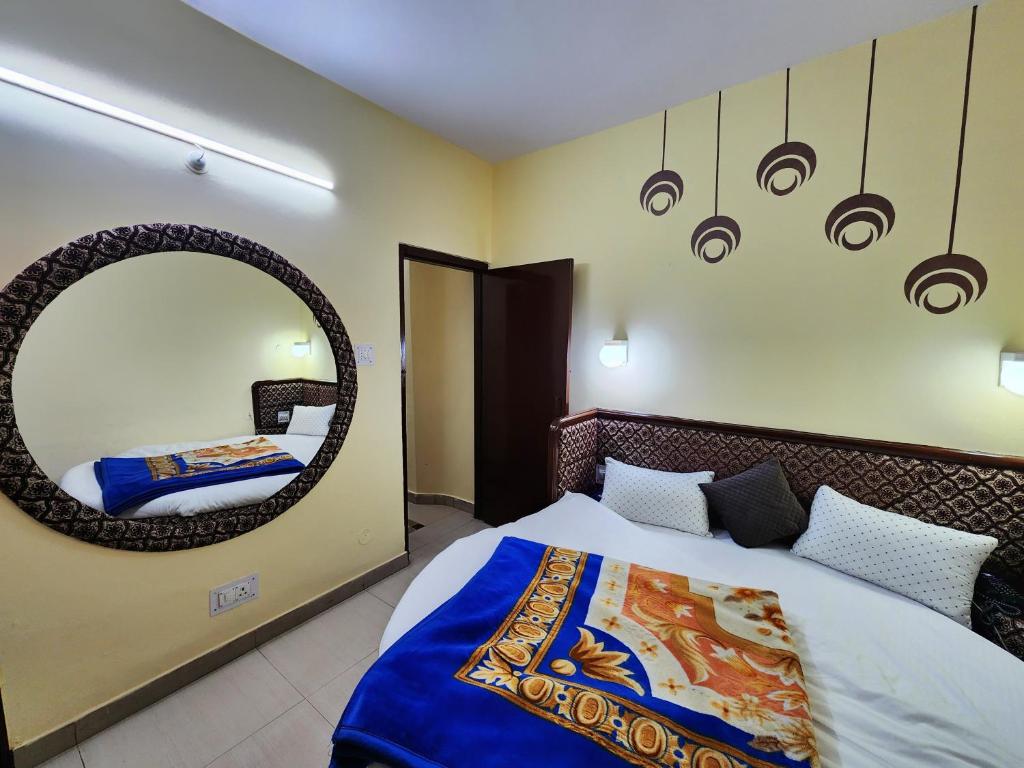 Postel nebo postele na pokoji v ubytování Hotel Taj Palace by Kalra Hospitality Near Mall Road