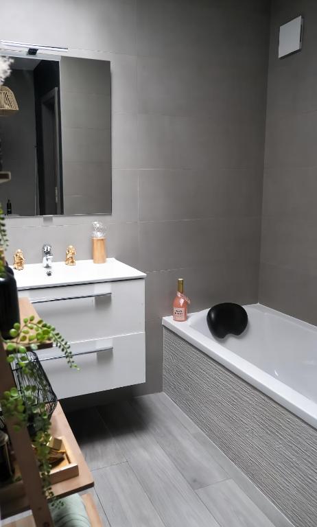Fotografie z fotogalerie ubytování Ô Spa Privatif - Luxury Suite - JACUZZI-SAUNA-NETFLIX-FISHSPA-SERVIETTES-PEIGNOIRS-SANDALES-CAFE v destinaci Morlanwelz-Mariemont