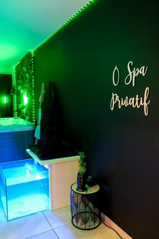Fotografie z fotogalerie ubytování Ô Spa Privatif - Luxury Suite - JACUZZI-SAUNA-NETFLIX-FISHSPA-SERVIETTES-PEIGNOIRS-SANDALES-CAFE v destinaci Morlanwelz-Mariemont