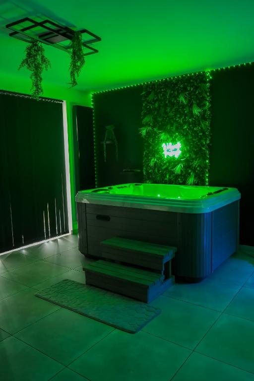 Fotografie z fotogalerie ubytování Ô Spa Privatif - Luxury Suite - JACUZZI-SAUNA-NETFLIX-FISHSPA-SERVIETTES-PEIGNOIRS-SANDALES-CAFE v destinaci Morlanwelz-Mariemont