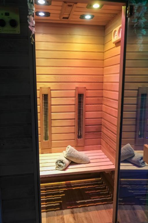 Fotografie z fotogalerie ubytování Ô Spa Privatif - Luxury Suite - JACUZZI-SAUNA-NETFLIX-FISHSPA-SERVIETTES-PEIGNOIRS-SANDALES-CAFE v destinaci Morlanwelz-Mariemont