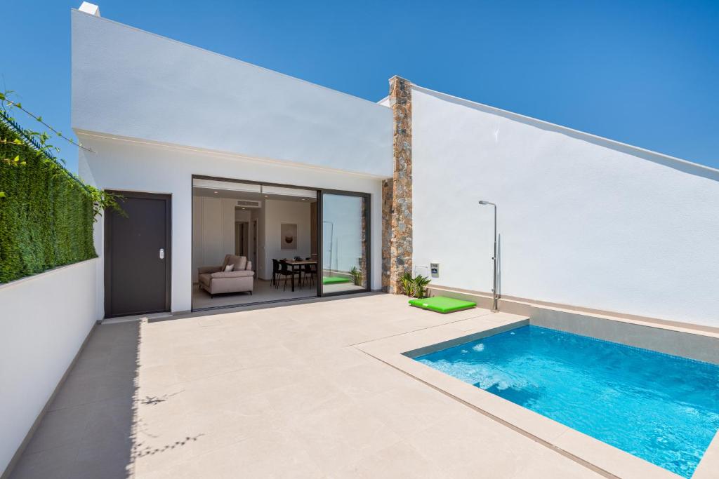 a swimming pool in the backyard of a house at Villa Buba in Pilar de la Horadada
