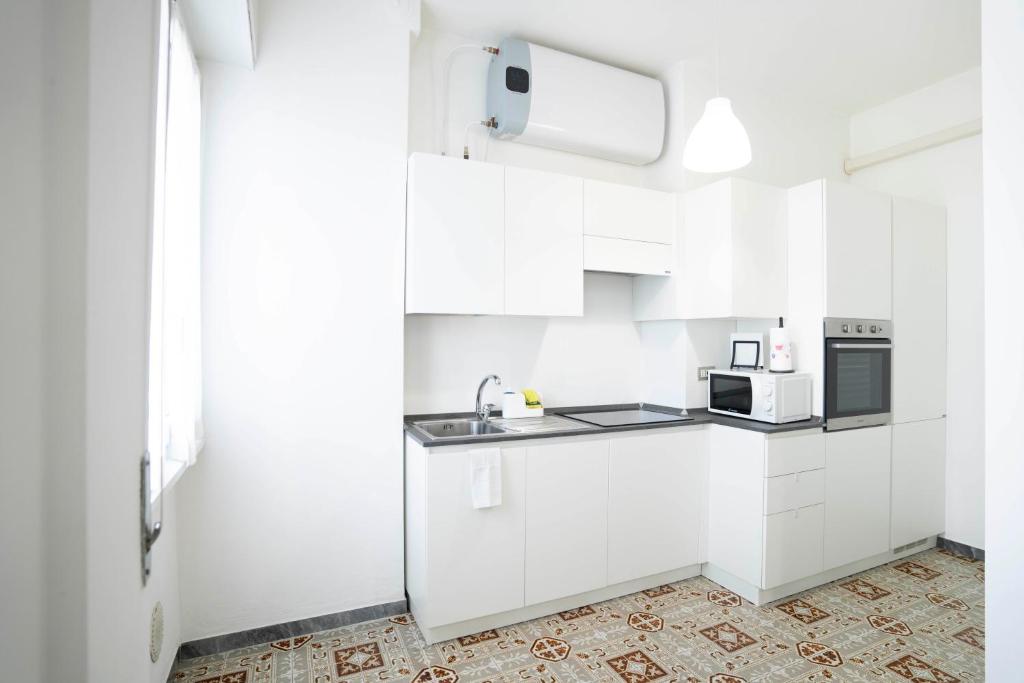 Kuchyň nebo kuchyňský kout v ubytování Ale E-Commerce Holiday Home