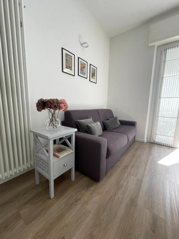 a living room with a purple couch and a table at Soria Home-A due passi da Centro e Mare in Pesaro