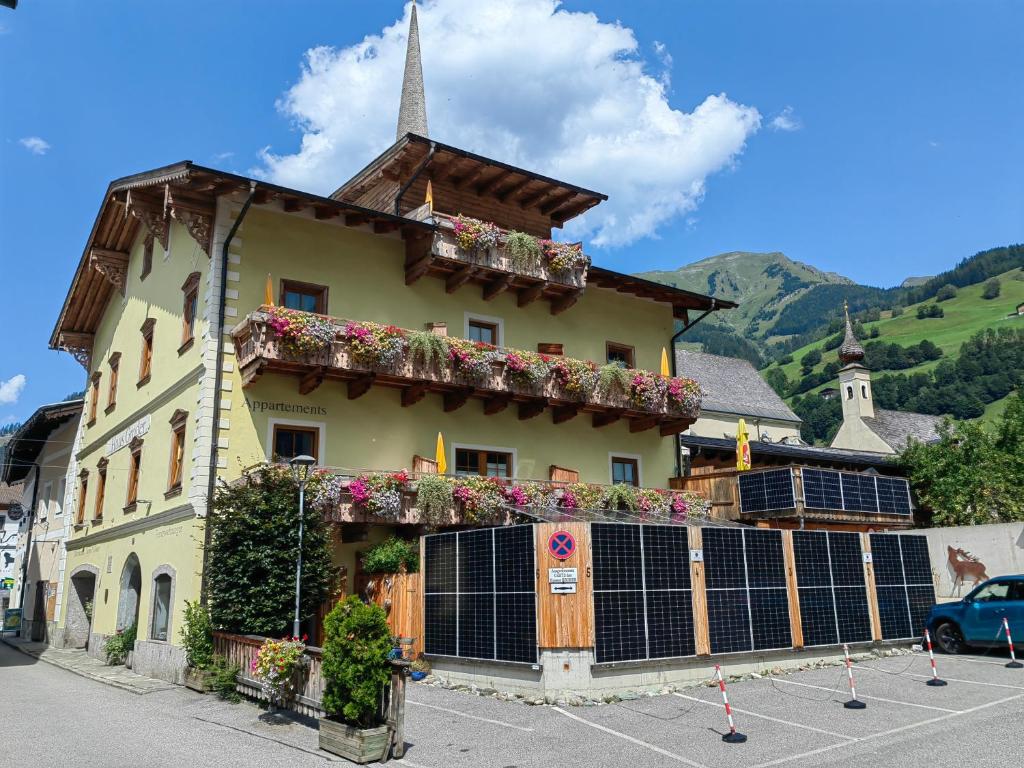 un edificio con dei fiori sul lato di Haus Groder a Rauris