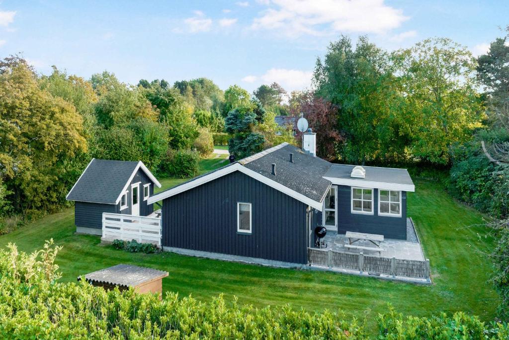 an aerial view of a black house on a lawn at Cosy Holiday Home - 300 Meter From The See in Humble
