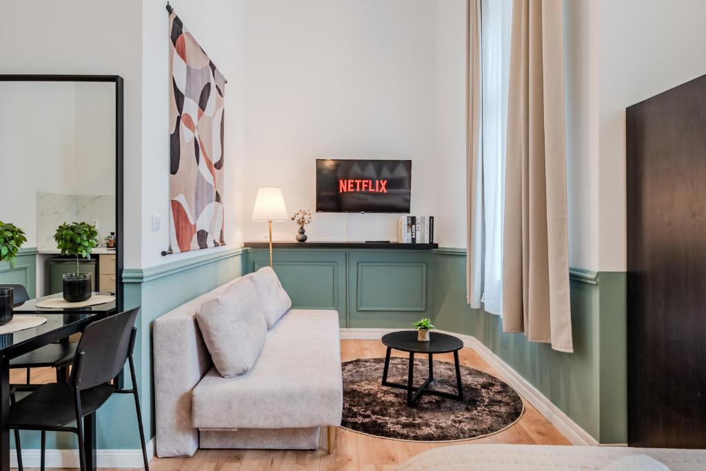 TV a/nebo společenská místnost v ubytování Prenzlauer Pearl Luxury Suite