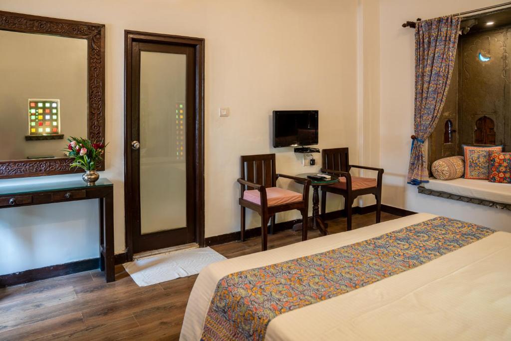 Een bed of bedden in een kamer bij Udaigarh - Udaipur