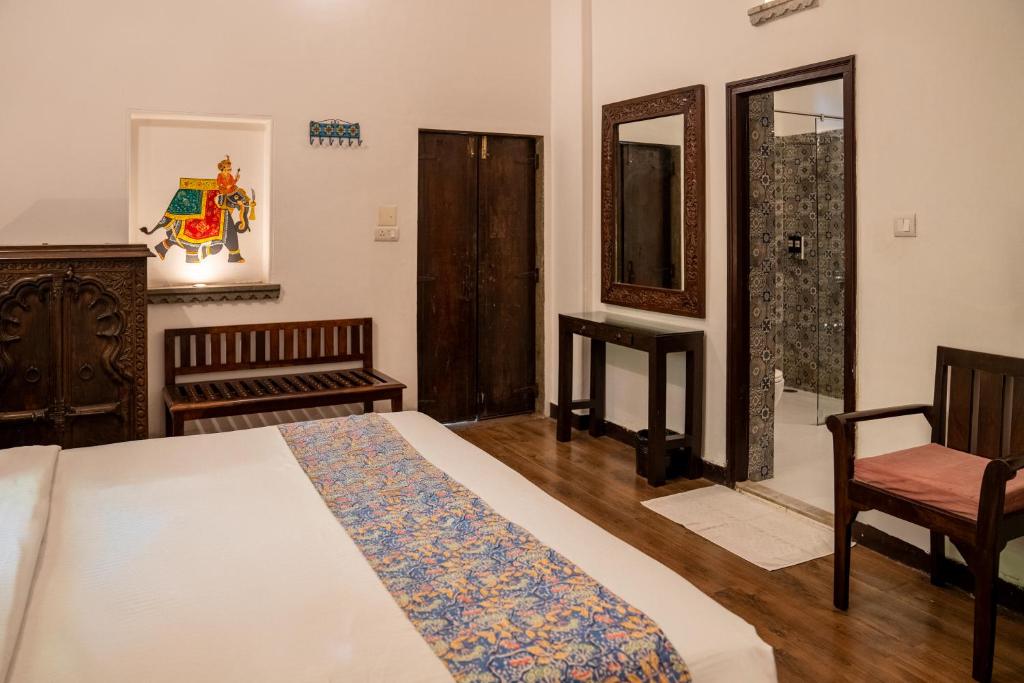 Een bed of bedden in een kamer bij Udaigarh - Udaipur