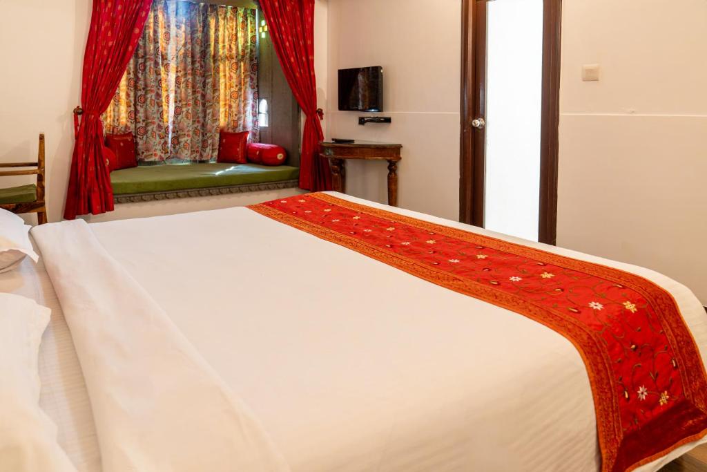 Een bed of bedden in een kamer bij Udaigarh - Udaipur