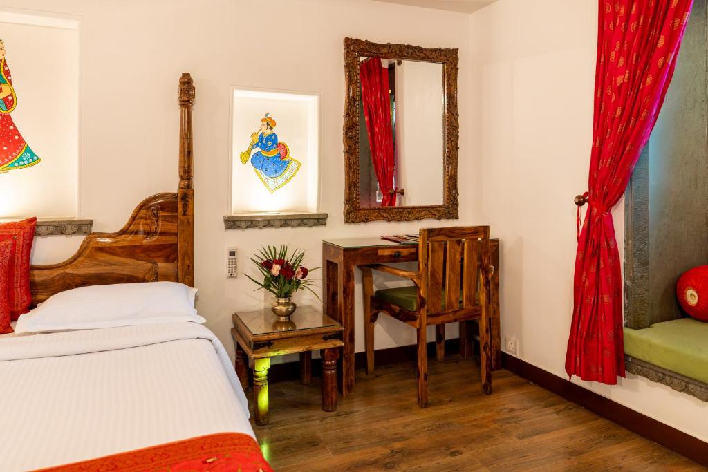 Een bed of bedden in een kamer bij Udaigarh - Udaipur