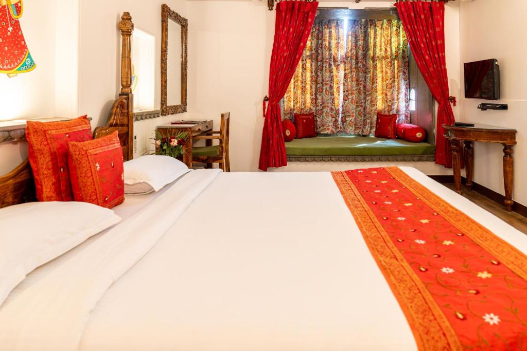 Een bed of bedden in een kamer bij Udaigarh - Udaipur