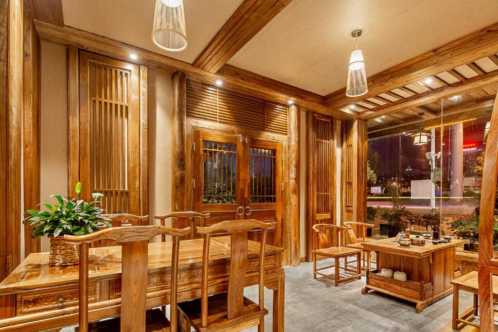 Restaurace v ubytování Zhangjiajie Waterfront Huajian lnn