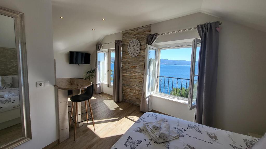Pokój z łóżkiem i dużym oknem w obiekcie Old Town Sea Front M&M Apartment Korčula w Korčuli