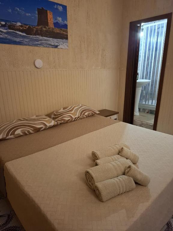 Postel nebo postele na pokoji v ubytování LA TERRAZZA SUL MARE camera vicino aereoporto&mare SICILIAN VINTAGE STYLE SEASIDE ROOM