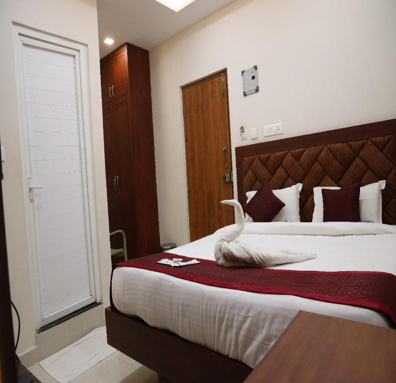 Postel nebo postele na pokoji v ubytování Manopriya Residency by Azalea