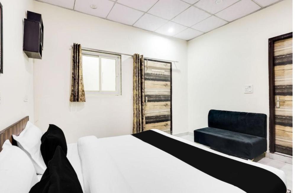 Postel nebo postele na pokoji v ubytování Hotel O Kashish Residency