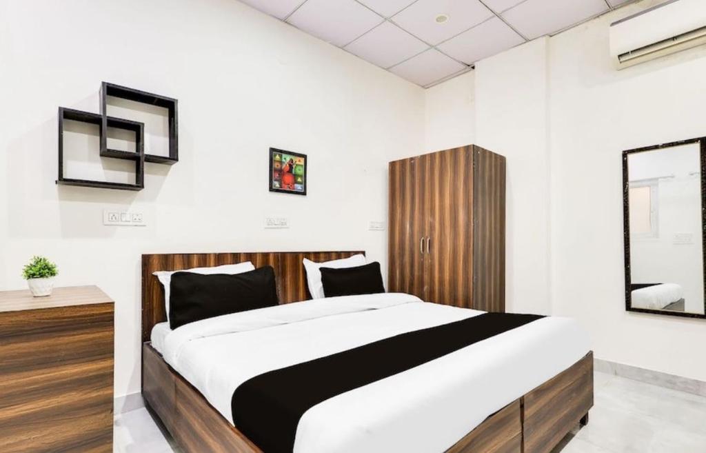 Postel nebo postele na pokoji v ubytování Hotel O Kashish Residency