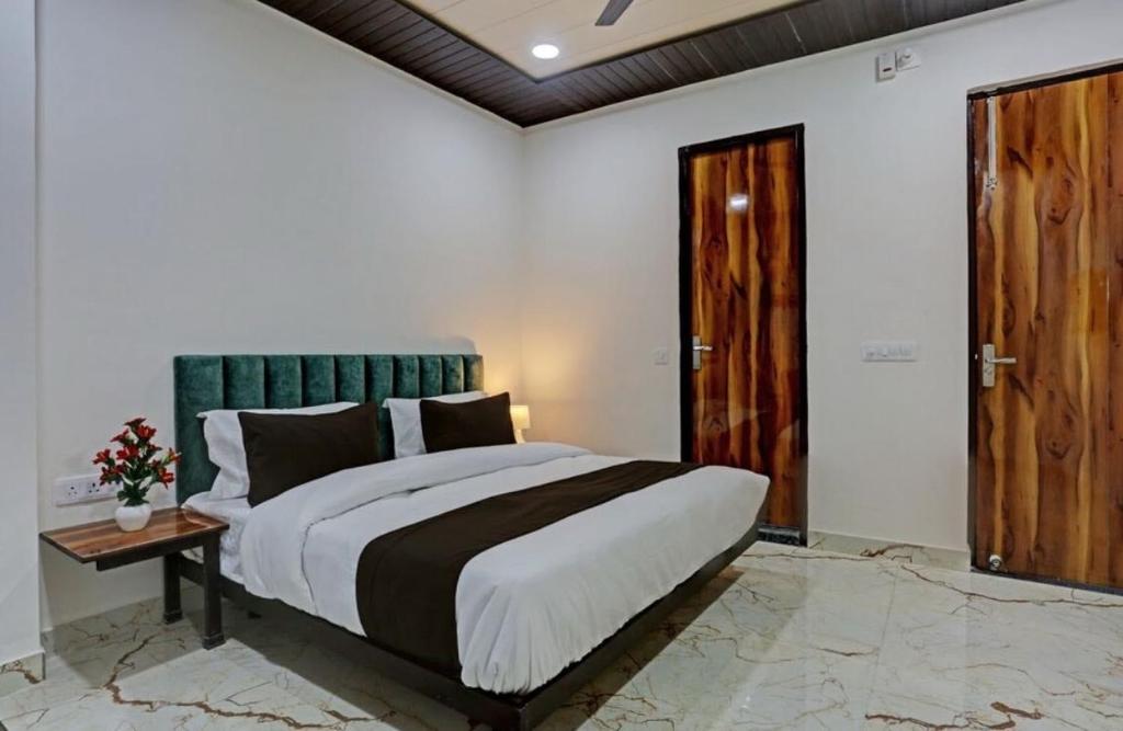 Postel nebo postele na pokoji v ubytování Hotel O Kashish Residency