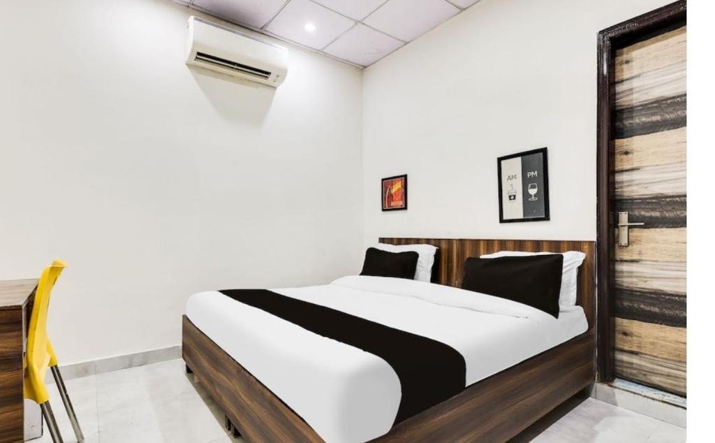 Postel nebo postele na pokoji v ubytování Hotel O Kashish Residency