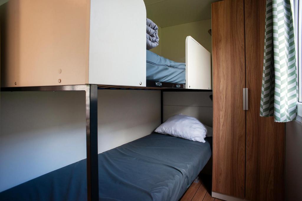 Letto o letti in una camera di Ideal Camping Lampele GmbH