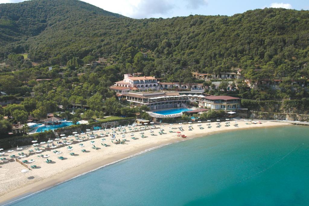 een luchtzicht op een strand met stoelen en parasols bij Hotel Hermitage in Portoferraio