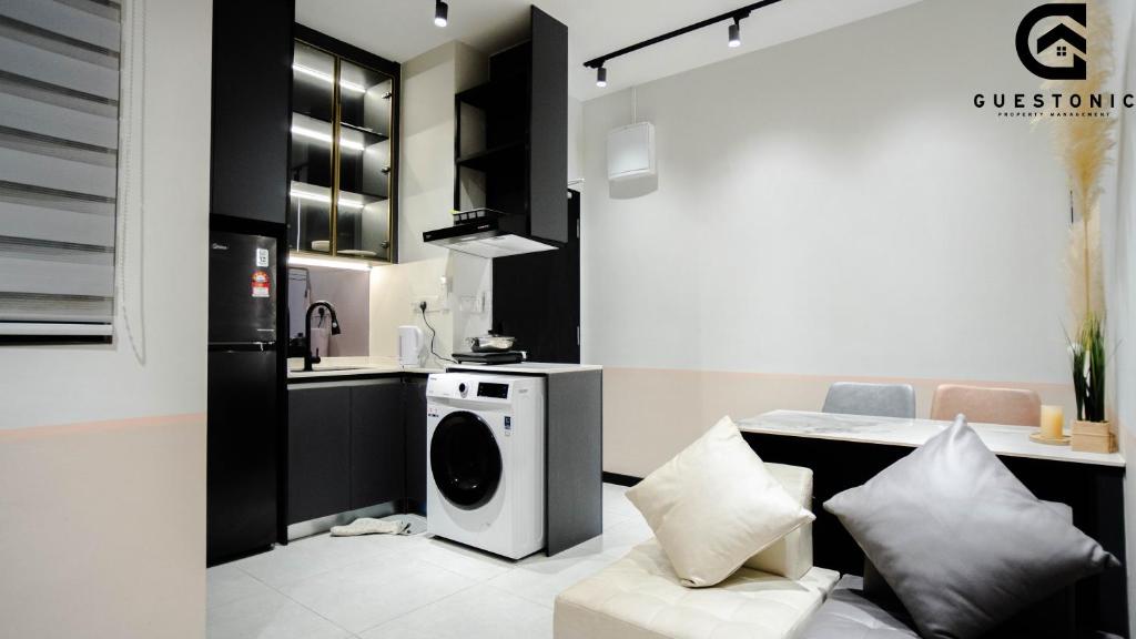 Kuchyň nebo kuchyňský kout v ubytování NeuSuite Cozy Studio by GUESTONIC
