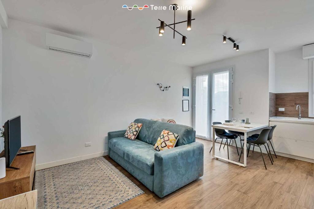 salon z kanapą i stołem w obiekcie Subalterno33, Terre Marine w mieście La Spezia