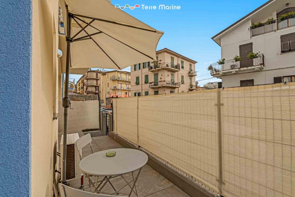 stół i parasol na balkonie w obiekcie Subalterno33, Terre Marine w mieście La Spezia