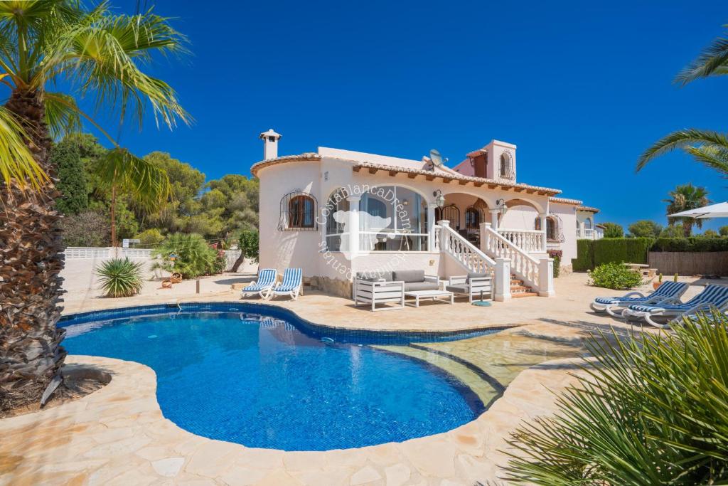 une villa avec piscine et une maison dans l'établissement CostaBlancaDreams Casa Alegria in Benissa, à Calp