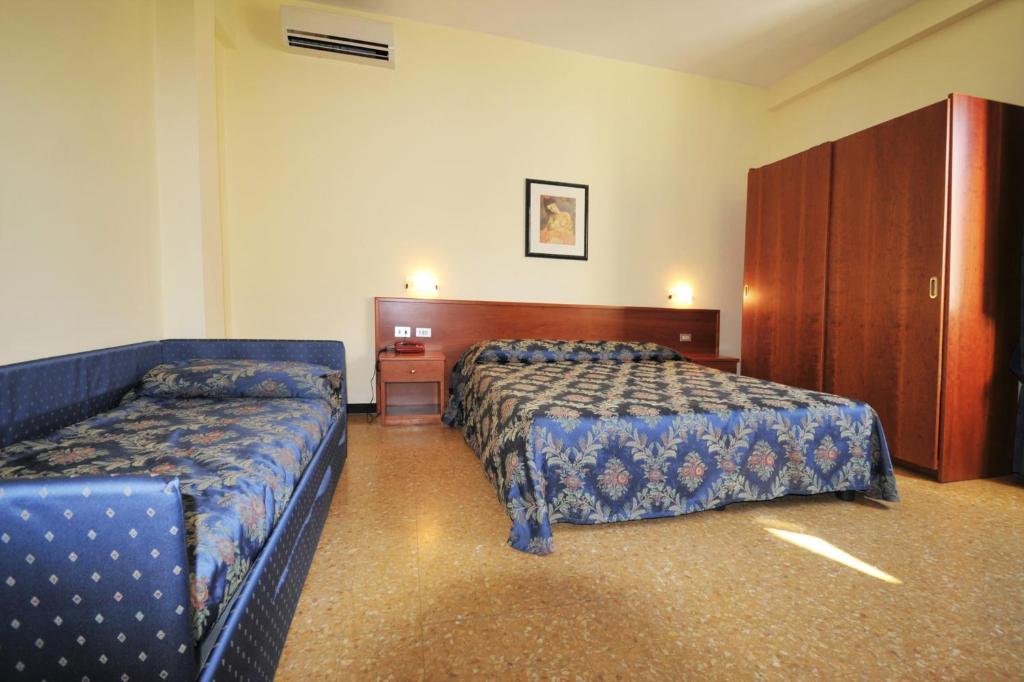 Postel nebo postele na pokoji v ubytování Hotel Sud Est by Fam Rossetti
