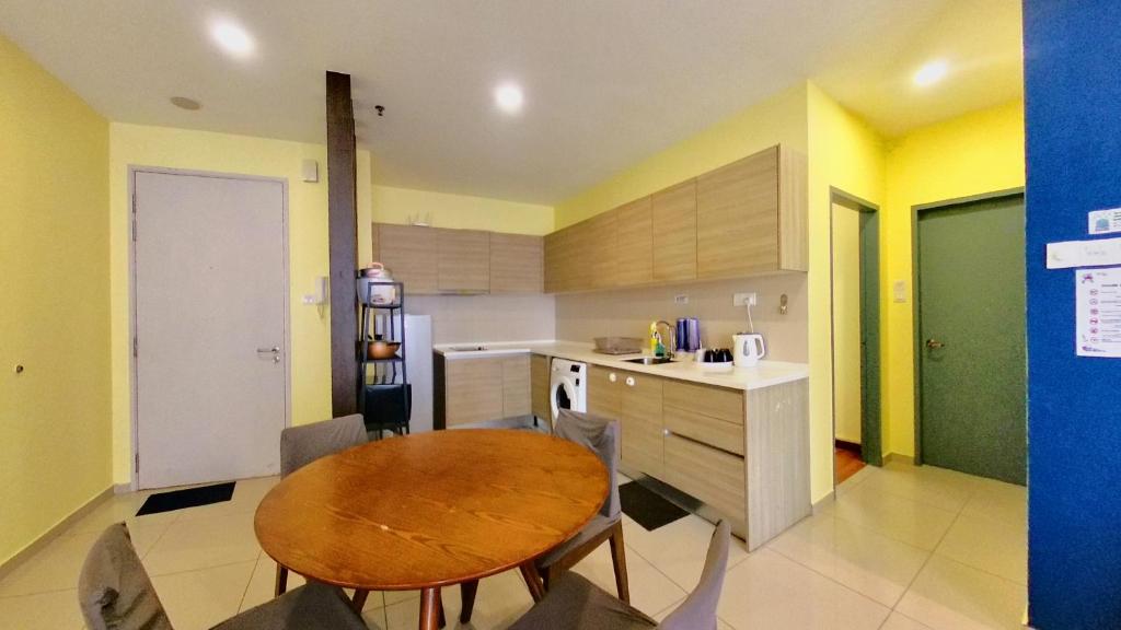 Kuchyň nebo kuchyňský kout v ubytování 9pax 2R2B FAMILY SUITE, i-City, i-Suite, HYDE, Beside Theme Park, WIFI 50-55" Smart TV